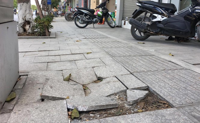 Đồng loạt lát vỉa hè bằng đá tự nhiên: Vội vã? Tuyến phố kiểu mẫu Lê Trọng Tấn (quận Thanh Xuân) đá nham nhở sau khi sử dụng hơn 1 năm. Ảnh: Trường Phong.
