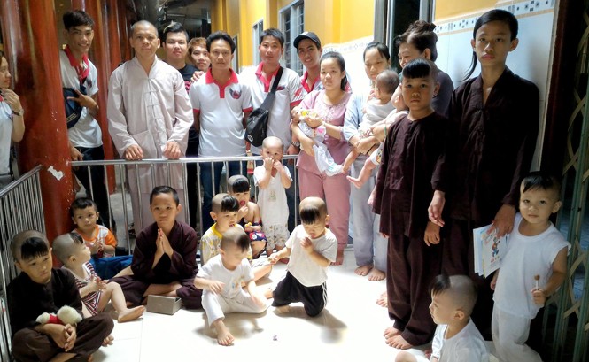 Tiền Giang: Nhiều cháu mồ côi, bỏ rơi được cưu mang ở chùa Thầy Thích Thiện Trung, trụ trì chùa Thiên Phước cùng anh em ở câu lạc bộ Honda Winner Tiền Giang và các cháu mồ côi, bị bỏ rơi. ẢNH: Đức Thịnh.