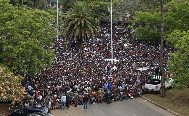 Vì sao ông Mugabe chấp nhận từ chức? Nhiều người Zimbabwe đổ ra đường phố thủ đô Harare ăn mừng ông Mugabe từ chức. Ảnh: Getty Images.