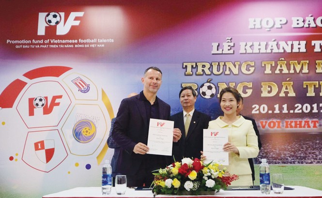 Ryan Giggs muốn đưa tuyển Việt Nam tới World Cup Ryan Giggs ký hợp đồng trở thành giám đốc đào tạo của PVF. Ảnh: Đ.H.