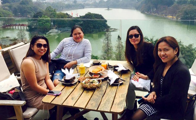 'Ô-sin' ngoại lên ngôi, nội lép vế: Thua trên sân nhà Annaliza R (thứ 2 từ trái sang) cũng bạn bè người Philippines tại Hà Nội.