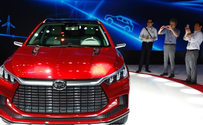 Trung Quốc chạy đua sản xuất ô tô điện Một mẫu ô tô điện của Trung Quốc mang tên BYD được giới thiệu tại triển lãm ô tô Thượng Hải hồi tháng 4 năm nay. Ảnh: CNN.