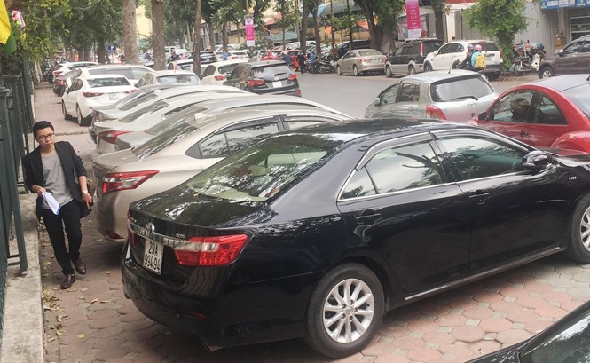 Gần 60 nghìn m2 vỉa hè Hà Nội biến thành bãi giữ xe Vỉa hè trên nhiều tuyến phố Hoàn Kiếm đang trở thành bãi đỗ ô tô.