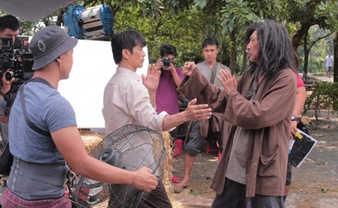 Phim Tết 2018 trở về…nội dung truyền thống Đạo diễn Dustin Nguyễn (bìa trái) đang chỉ đạo một cảnh quay phim 789Mười. Phim dự kiến ra mắt dịp Tết 2018.