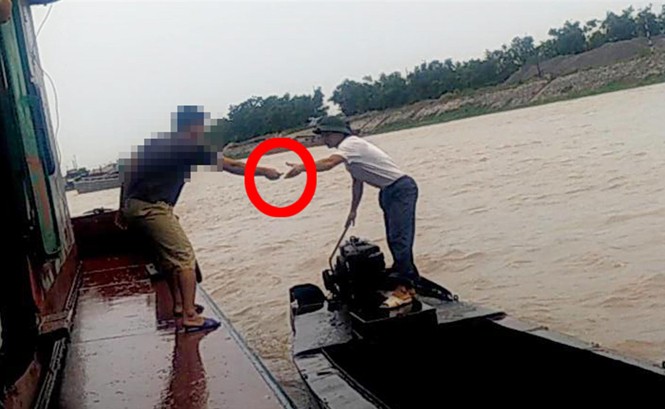 CSGT Hưng Yên: 'Đấy không phải là người của chúng tôi' “Ông đò” ra giá, thu tiền tại Triều Dương (Hưng Yên).