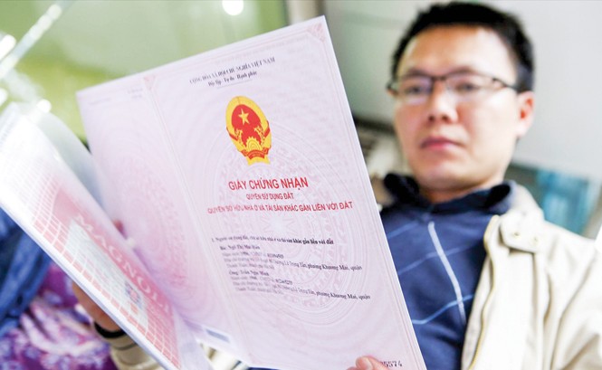 Phát sinh vướng mắc về chuyển nhượng, thừa kế Ghi tên thành viên gia đình vào sổ đỏ khiến nhiều người lăn tăn về việc chuyển nhượng. Ảnh: Như Ý.