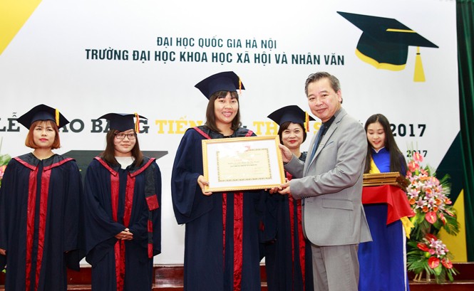 Đào tạo tiến sĩ, đi theo hướng nào? GS.TS Phạm Quang Minh trao học bổng tiến sĩ cho các nghiên cứu sinh hoàn thành chương trình học. Ảnh: Ngọc Châu.