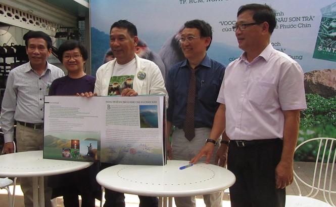 Voọc Sơn Trà ra đường sách Những người tranh đấu cho ngôi nhà của voọc chà vá chân nâu đang cùng ký tên lên cuốn sách nhằm gây quỹ cho việc bảo vệ bán đảo Sơn Trà.