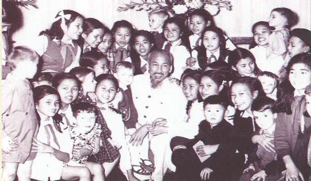 30 năm UNESCO ra nghị quyết tôn vinh Chủ tịch Hồ Chí Minh: Những điều chưa kể Chủ tịch Hồ Chí Minh cùng các cháu thiếu nhi Việt Nam và quốc tế vui đón năm mới tại Hà Nội, tháng 12/1955.