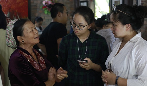 Dạy và học văn qua trải nghiệm sáng tạo Học sinh đang nghe các nghệ nhân Huế chia sẻ về món ăn cung đình.