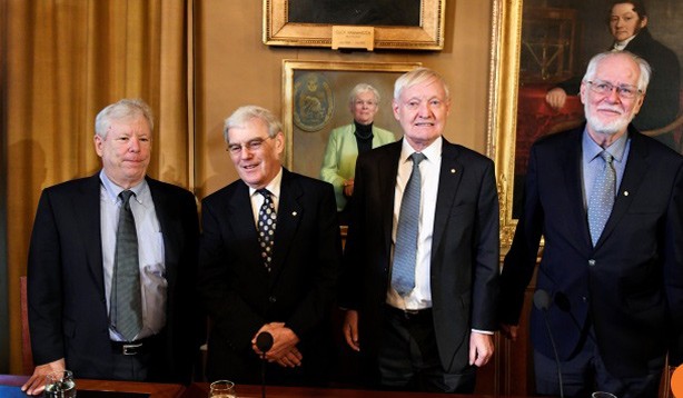 Vì sao hiếm phụ nữ đoạt giải Nobel? Các nhà khoa học lĩnh giải Nobel 2017 (từ trái sang): Richard Thaler (kinh tế), Richard Henderson (hóa học), Joahchim Frank (hóa học), Jacques Dubochet (hóa học). Ảnh: Getty Images.