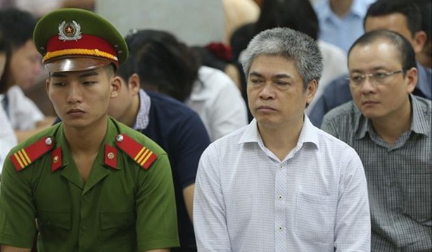 Ủy viên Ủy ban Kiểm tra Trung ương Hà Quốc Trị: Vi phạm pháp luật, không thể chỉ “xử lý nội bộ” Cựu Tổng Giám đốc OceanBank Nguyễn Xuân Sơn bị khai trừ Đảng khi toà đang xử giai đoạn một.