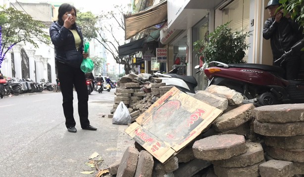 Chờ thanh tra, vỉa hè Hà Nội ngổn ngang gạch, đá Hà Nội thành “đại công trường” ngổn ngang gạch đá. Hàng loạt các tuyến phố thi công dở dang thành nơi tập kết vật liệu xây dựng. Ảnh ghi nhận trưa ngày 11/12