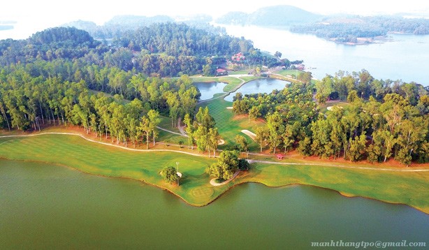 Sân thi đấu giải Golf Tiền Phong Championship có gì đặc biệt? Với những hố golf uốn lượn theo hồ nước và sườn núi, BRG King’s Island Golf Resort 4 năm liên tiếp được trao giải thưởng sân golf tốt nhất Việt Nam . Ảnh: Mạnh Thắng.