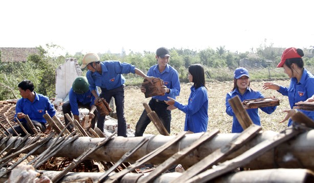 Bản lĩnh, xung kích, sáng tạo vì đất nước Đoàn viên thanh niên tham gia khắc phục thiên tai, ổn định cuộc sống cho người dân. (Trong ảnh, đoàn viên thanh niên Nam Định tham gia khắc phục hậu quả cơn bão giúp dân năm 2012). Ảnh: Xuân Tùng.