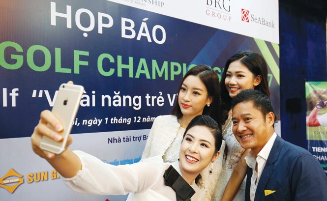 Người đẹp háo hức với Golf Tiền Phong Championship 2017 Các hoa hậu, á hậu Việt Nam hào hứng chụp ảnh cùng đại sứ của giải, cựu danh thủ Nguyễn Hồng Sơn. Ảnh: Như Ý.