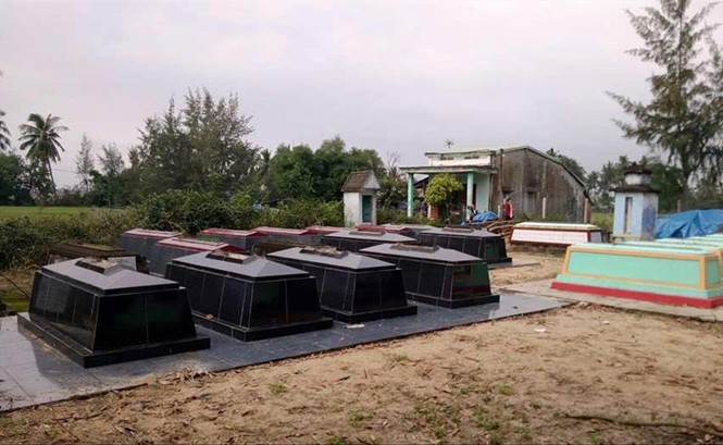 Quảng Nam: Dân xã đảo 'sống chung' với người đã khuất Nhiều nhà dân ở xã Tam Hải phải “sống chung” với mồ mả.