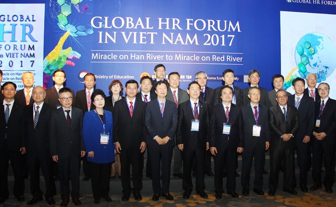 Việt Nam đang tụt hậu về nguồn nhân lực Bộ trưởng GD&ĐT Phùng Xuân Nhạ và các đại biểu tham dự Diễn đàn.