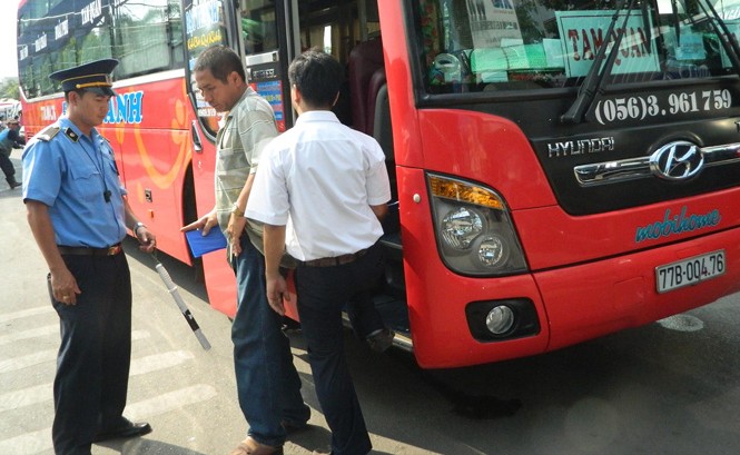 Lắp 'hộp đen' cho ô tô: Vi phạm nhiều, xử không bao nhiêu... Thanh tra Sở Giao thông Vận tải TPHCM kiểm tra việc gắn hộp đen trên các xe khách tại bến xe Miền Đông. Ảnh: Huy Thịnh.