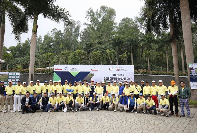 Giải Tiền Phong Golf Championship 2017: Nơi gắn kết yêu thương Một số golfer chụp ảnh lưu niệm với BTC trước khi vào thi đấu.