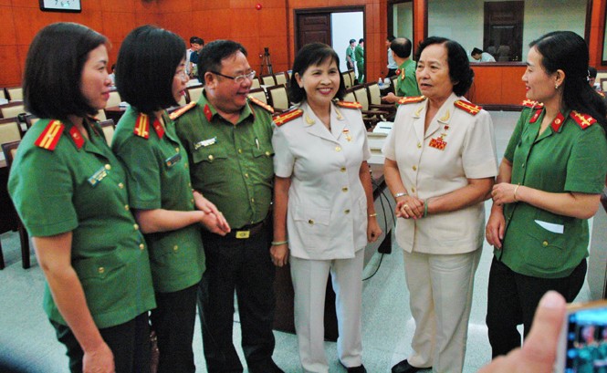 Những người lính an ninh trong chiến thắng Mậu Thân 1968 Các đại biểu và nhân chứng trao đổi bên lề hội thảo.