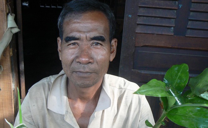 Ông thầy “lưỡi đen” Ông Châu Phonl dùng chiếc lưỡi của mình cứu người.