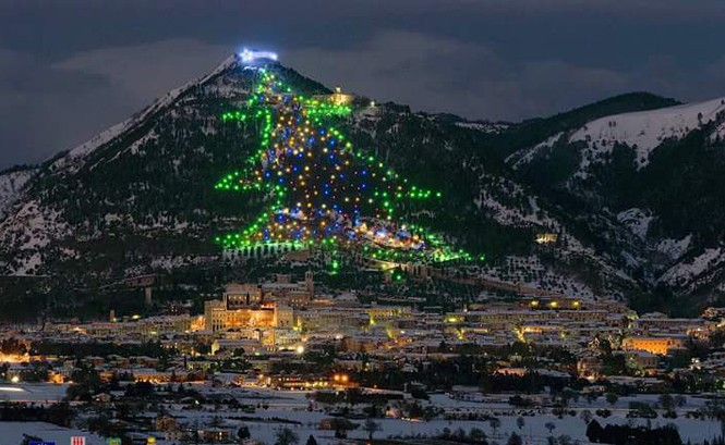 Thắp sáng cây thông Noel từ vũ trụ Cây thông Noel lớn nhất thế giới.