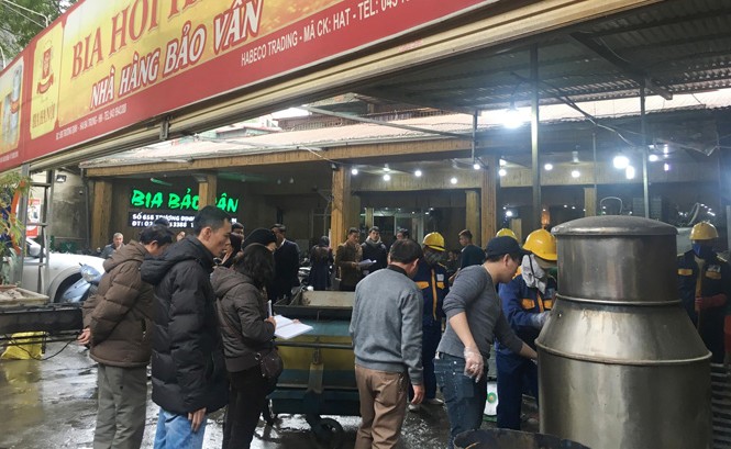 Hà Nội: Tách dầu mỡ để nước thải không gây tắc cống Sau gần 2 tháng ứng dụng thiết bị tách dầu mỡ ra khỏi nước thải, sáng 15/12 Cty Thoát nước Hà Nội đã thu gom được 550 kg dầu mỡ tại nhà hàng Bảo Vân. Ảnh: T.Đảng.