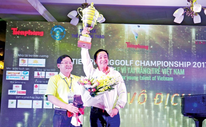 Golf Tiền Phong Championship nên mở rộng quy mô Trưởng BTC giải Lê Xuân Sơn trao cúp vô địch cho golfer Lê Hùng Nam. Ảnh: Như Ý.