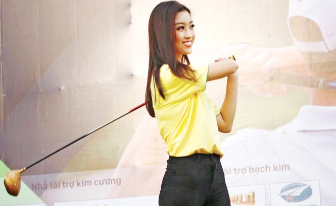 Dấu ấn người đẹp tại giải Golf Tiền Phong Championship 2017 Hoa hậu Mỹ Linh vui vẻ với màn thử sức cùng gậy và bóng golf. Ảnh: Hồng Vĩnh.