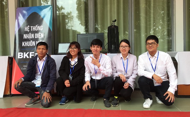 Sinh viên sáng tạo phần mềm nhận diện khuôn mặt Nhóm sinh viên đoạt giải nhất bên sản phẩm của mình. Ảnh: Nghiêm Huê.
