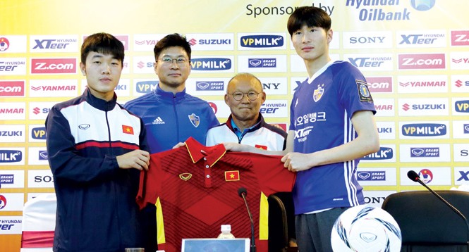 Cơ hội ổn định lối chơi cho U23 Việt Nam HLV Park Hang Seo (thứ 2 bên phải) và Xuân Trường (bìa trái) cùng HLV và cầu thủ đội Ulsan Hyundai tại buổi họp báo trước trận giao hữu ảnh: VSI.