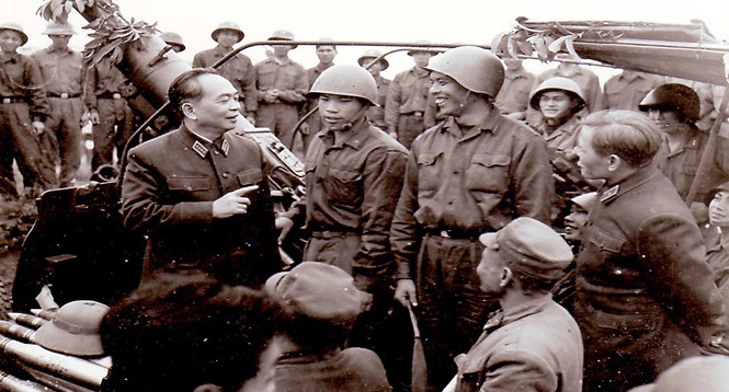 45 năm 'Hà Nội - Điện Biên phủ trên không': Cuộc cân não chiến lược Đại tướng Võ Nguyên Giáp thăm và động viên bộ đội PK-KQ trong chiến dịch 12 ngày đêm cuối tháng Chạp năm 1972. (ảnh tư liệu).