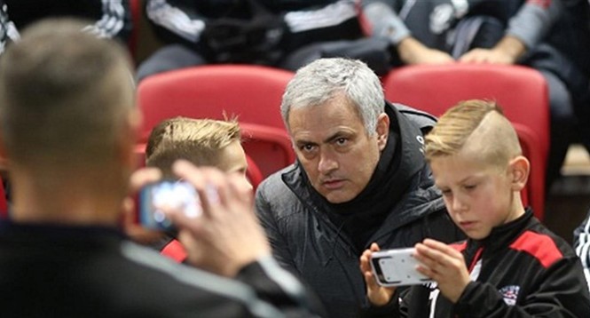 Thất vọng M.U HLV Mourinho đối mặt với làn sóng đòi sa thải từ phía CĐV. Ảnh: GETTYIMAGES.