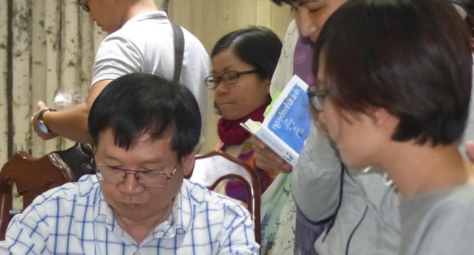 Thay đổi tư duy làm sách tại Việt Nam Nhà văn Nguyễn Nhật Ánh đang ký tặng bạn đọc.