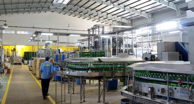 Bộ Tài chính nói gì về việc sử dụng tiền thoái vốn doanh nghiệp? Dây chuyền sản xuất bia Sài Gòn tại nhà máy bia Sabeco 187 Nguyễn Chí Thanh, TPHCM. Ảnh: Nhật Minh.