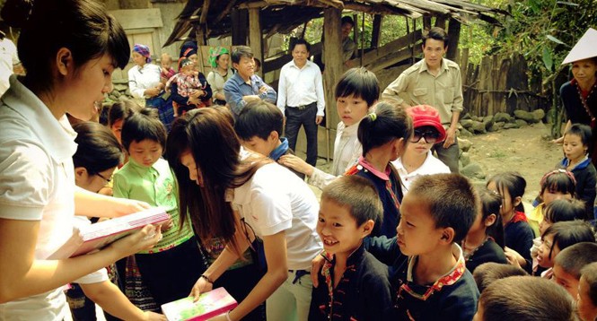 Hội FA vượt thoát Noel Làm từ thiện trong những ngày lễ tết là lựa chọn của nhiều FA. Ảnh: Đức Thuận - Hồng Hoa.