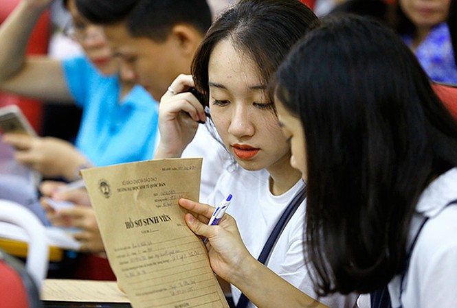 Tuyển sinh 2018: Công bố tỷ lệ có việc làm, tin được không? Tân sinh viên nhập học tại ĐH Kinh tế quốc dân năm 2017. Ảnh: Như Ý.