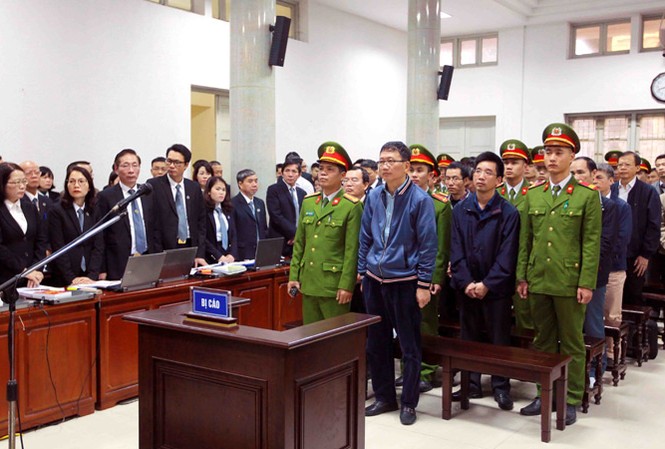 Xét xử ông Đinh La Thăng và các đồng phạm: Không có vùng cấm Các bị cáo nghe Hội đồng xét xử công bố quyết định đưa vụ án ra xét xử. Ảnh: TTXVN.