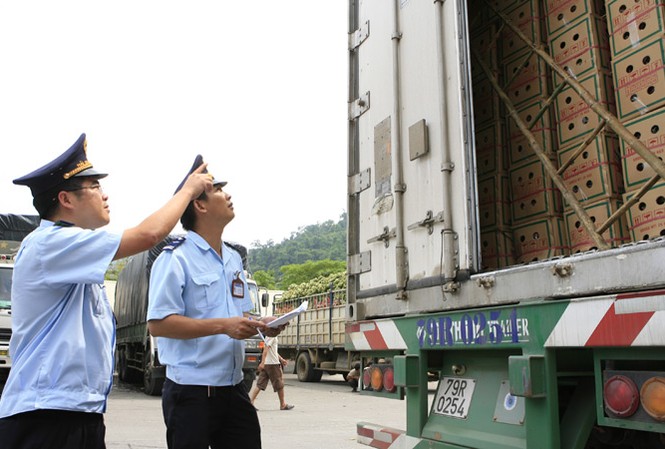 Không lấy lý do chống gian lận thương mại để níu giữ quyền lực Kiểm tra hàng hóa tại cửa khẩu Lạng Sơn. Ảnh: Hồng Vĩnh.