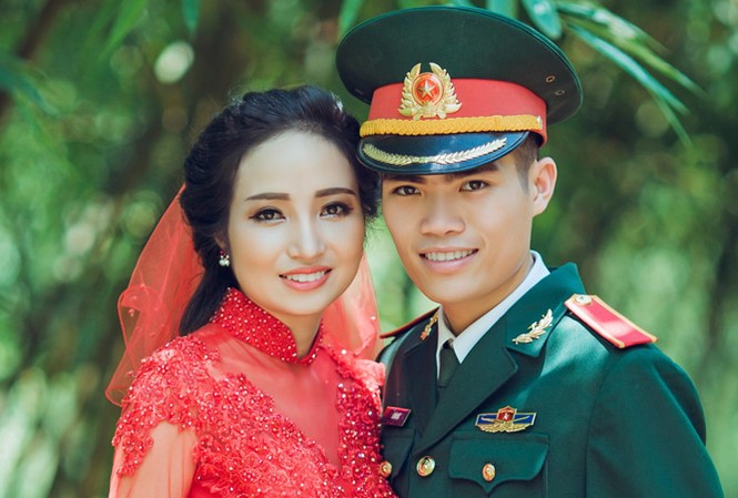 Việc nhà đã có em lo... Vợ chồng thượng sĩ Lê Hữu Lực hạnh phúc bên nhau. Ảnh: Đ.H
