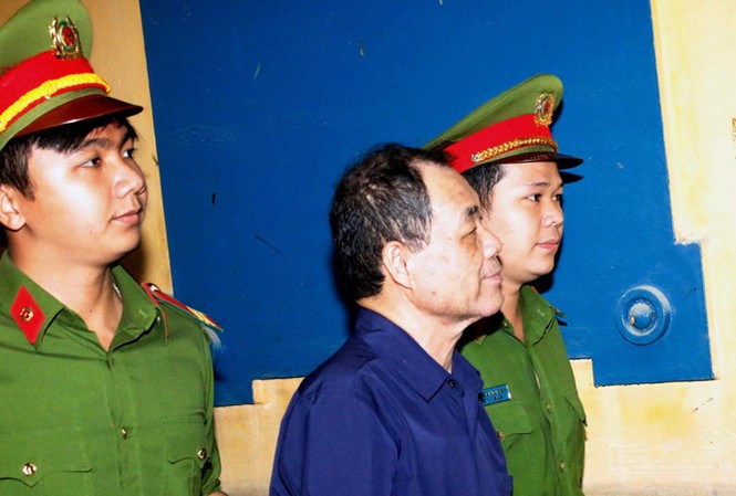 Ông Trầm Bê: 'Căn nhà có mười mấy tỷ đồng, xin toà trả lại' Ông Trầm Bê bị đưa đến tòa.