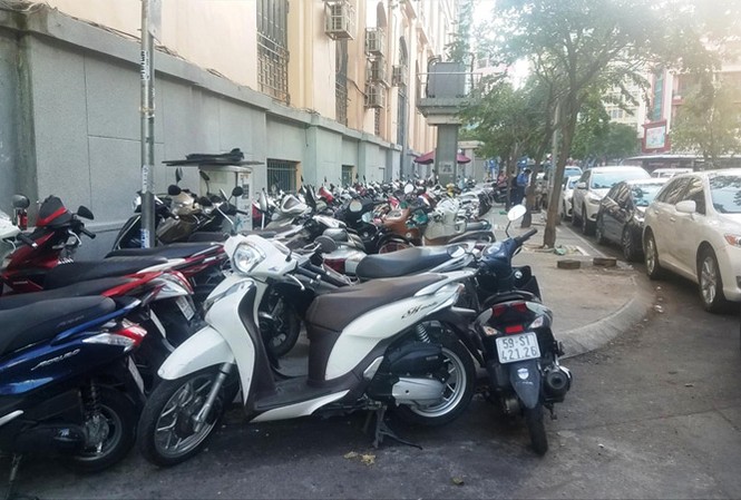 Vỉa hè TPHCM: Vẫn còn lợi ích nhóm TPHCM không khuyến khích các bãi giữ xe trong lòng quận 1.