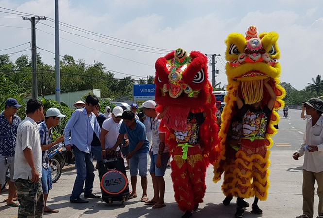 BOT Sóc Trăng: Tiếp tục giằng co trong hỗn loạn Tài xế múa lân “mừng xả trạm”. Ảnh: Xuân Lương.