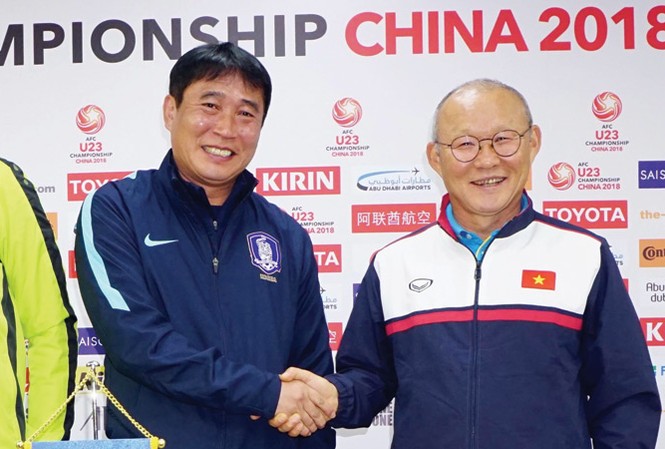 Cửa khó cho U23 Việt Nam HLV Park Hang Seo (phải) và HLV U23 Hàn Quốc Kim Bong-gil tại buổi họp báo trước ngày thi đấu. Ảnh: Hữu Phạm.