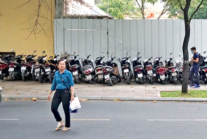 Quận 1, TPHCM: Hé lộ 'ông chủ' của 48 bãi xe 'vua' Bãi xe trên đường Nguyễn Du chiều 11/1 vẫn còn hoạt động. Ảnh: Văn Minh.