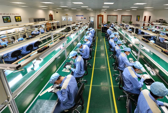 Nâng chất lượng đào tạo, công nghệ để tăng năng suất lao động Dây chuyền lắp ráp linh kiện điện tử, sản xuất điện thoại Bphone ở Việt Nam. Ảnh: Như Ý.