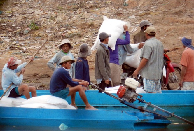 Khốc liệt cuộc chiến chống buôn lậu: Chồng chéo, khó xử lý Đường cát lậu.