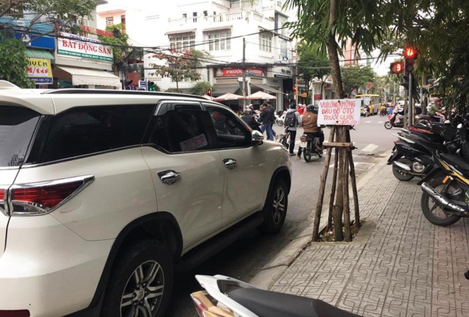 “Cuộc chiến” chủ nhà và chủ xe Nhà dân ghi biển cấm đỗ, nhưng xe vẫn đỗ. Ảnh: Tùng Thảo.