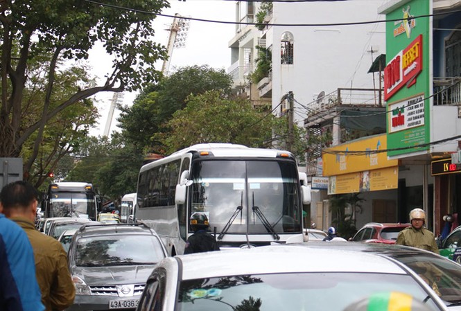 Ô tô bủa vây đoạn đường 300m CSGT vất vả điều tiết giao thông giữa biển xe du lịch.